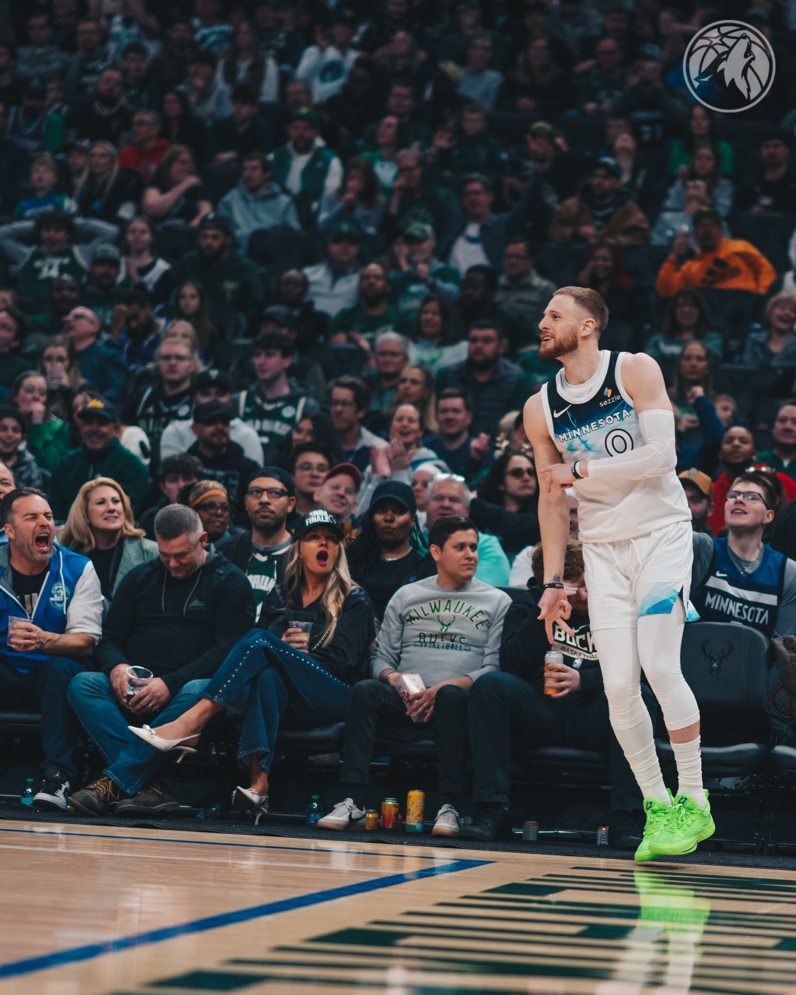 迪文琴佐终于准了一场。。。两个底角三分追平比分了nba ​​​