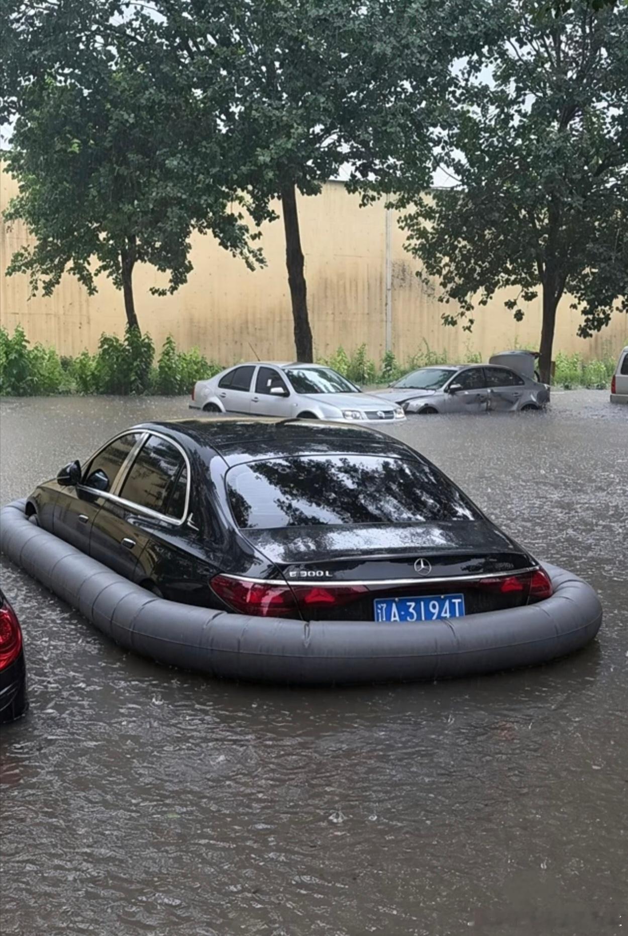 哪个大聪明发明的，水中飘浮车～ 