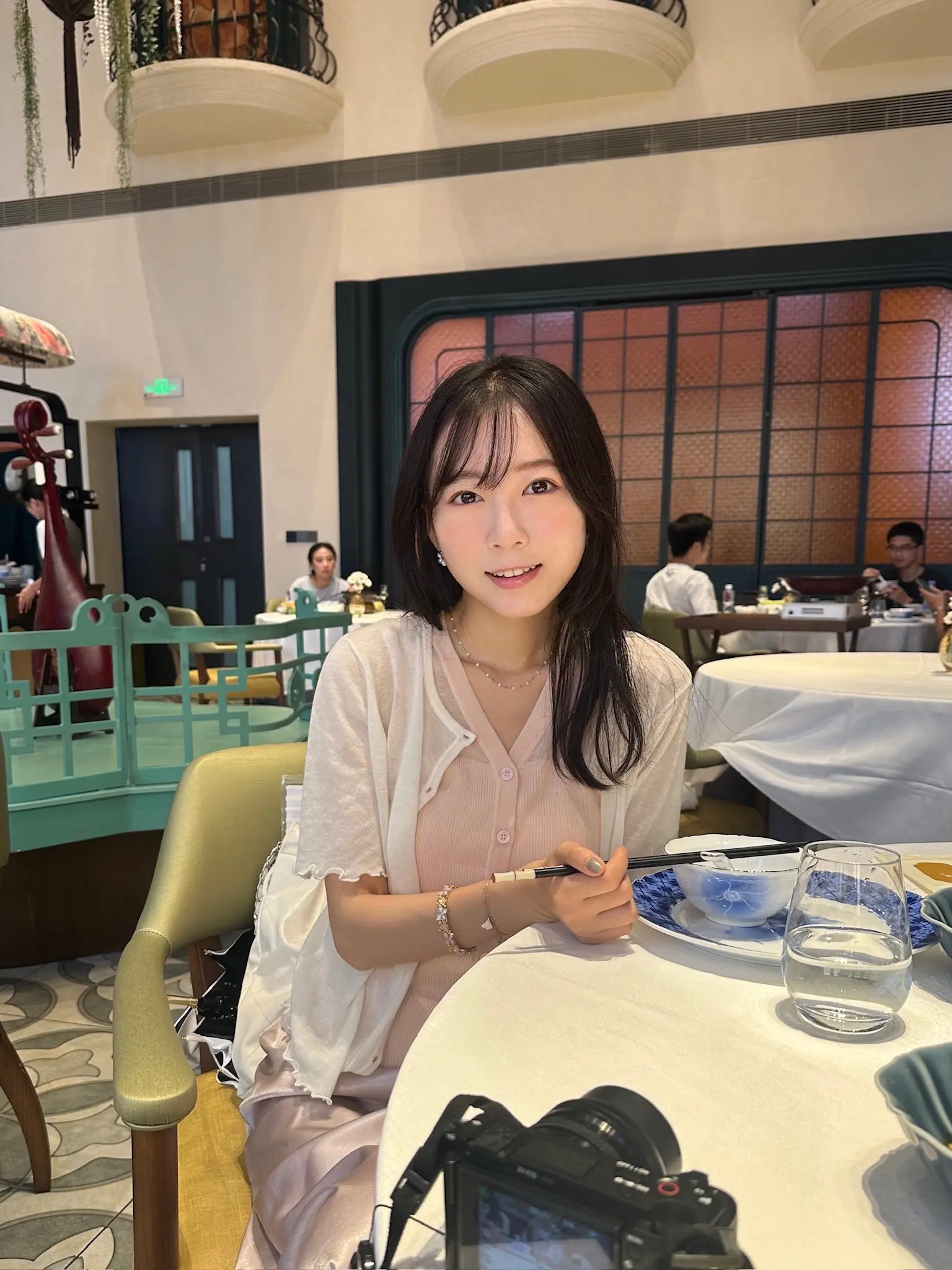 你又认识了新的人 我们之间不过尔尔 对吗。