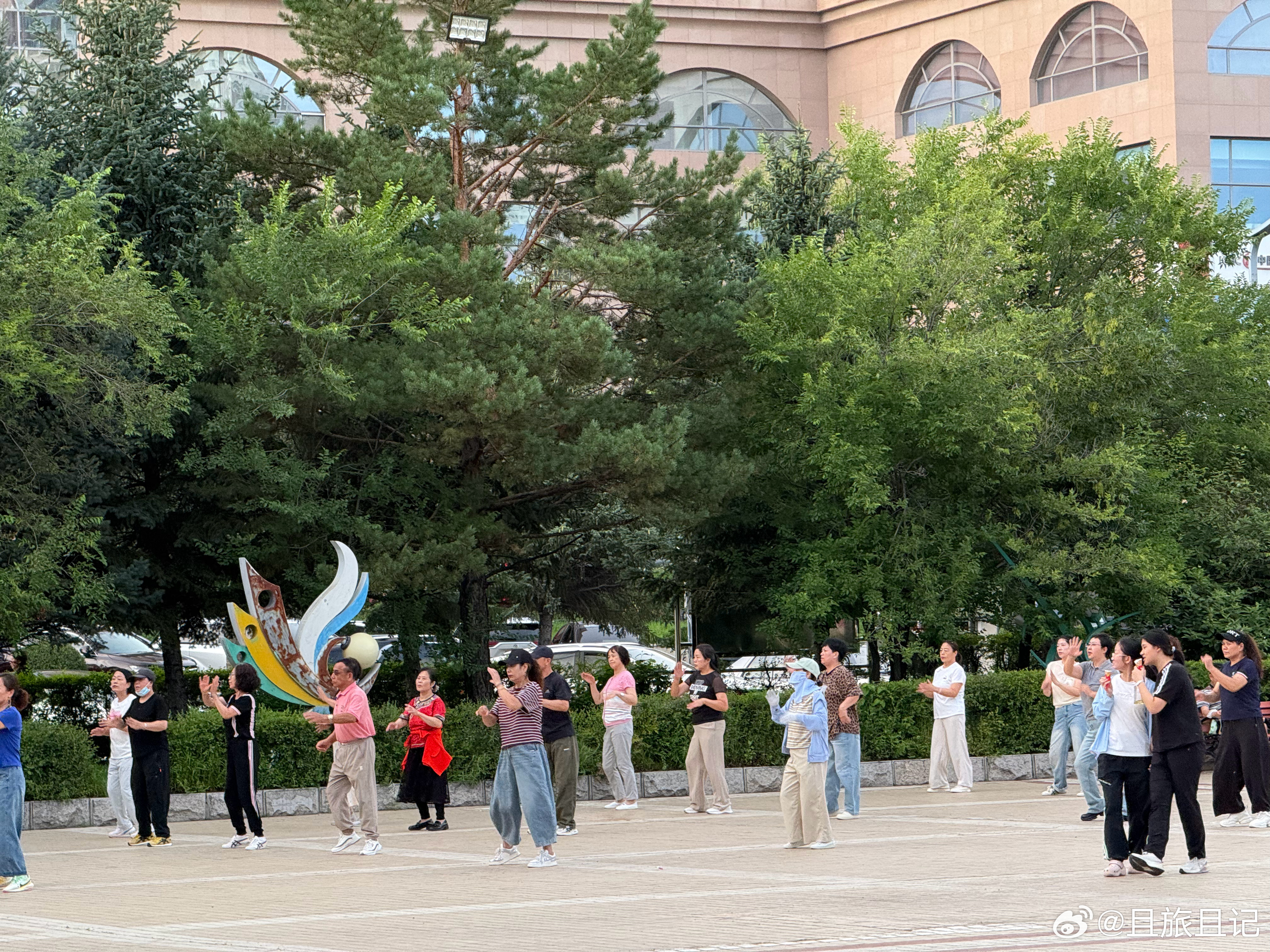 加格达奇，吃完饺子以后又到新世纪广场去转了一圈，晚上和白天的风景不一样，里面可热