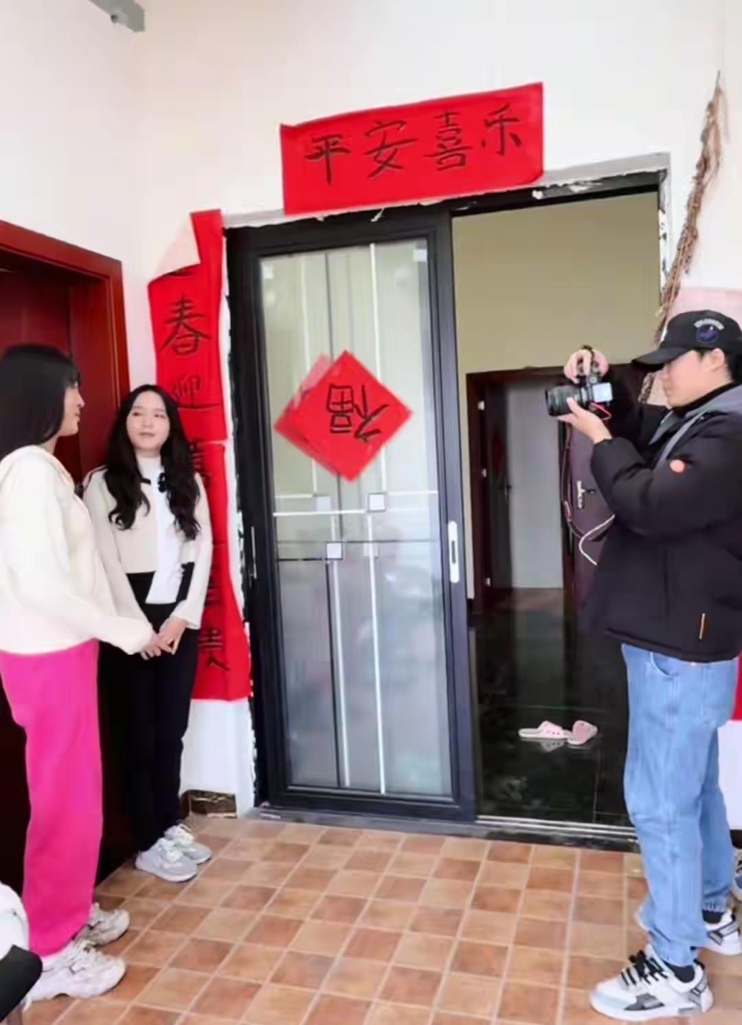 是条女汉子，呆呆昨晚直播说要给网友送春联，这不就写上了。

呆呆就是凭着这股实诚