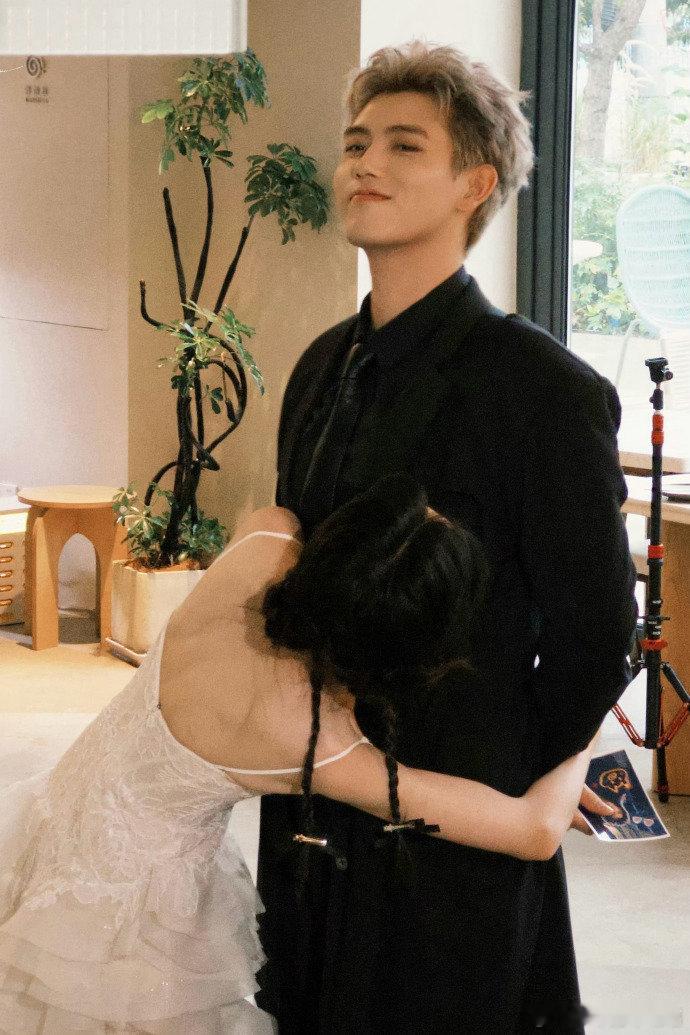 陈飞宇王影璐你俩搁这求婚呢献鱼头一次看陈飞宇这么的卖力剧宣！这是剧宣吗难道不是直