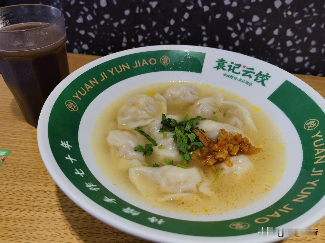 大理州医院附近，这家袁记云饺口味不错，好吃而且还不贵。

美食店位于大理下关人民