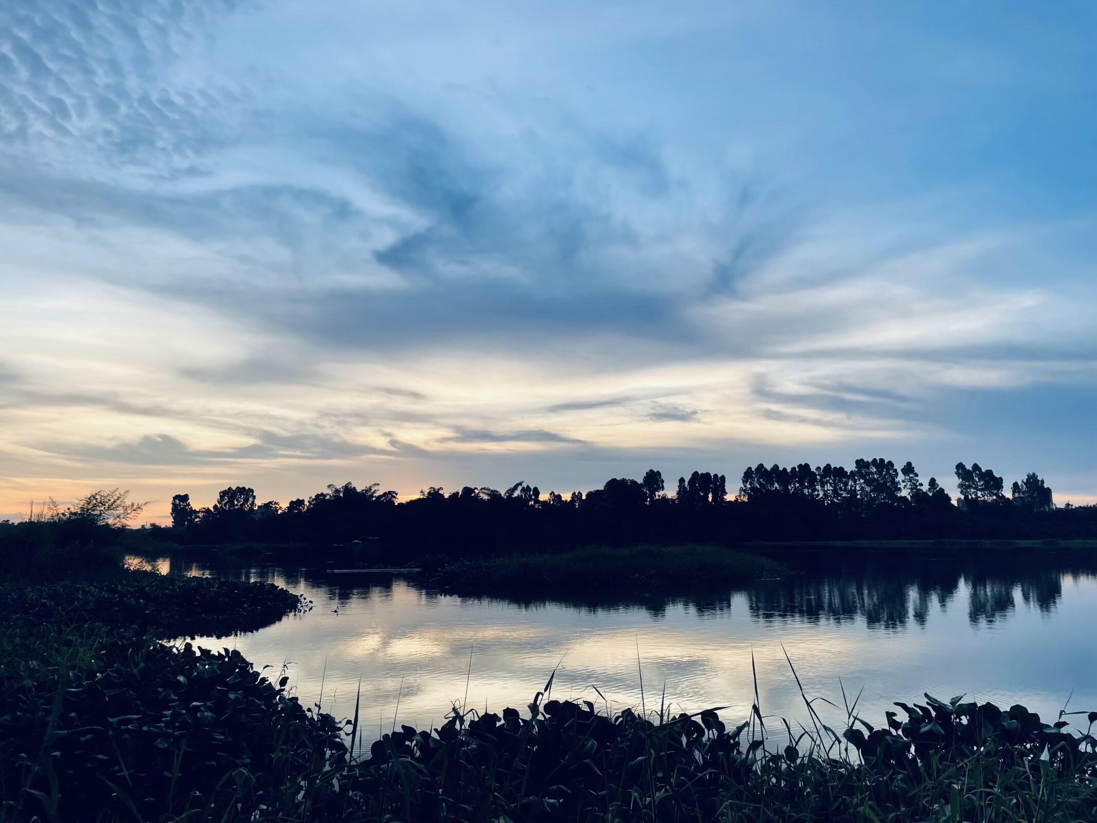 夕阳下的湖泊美景