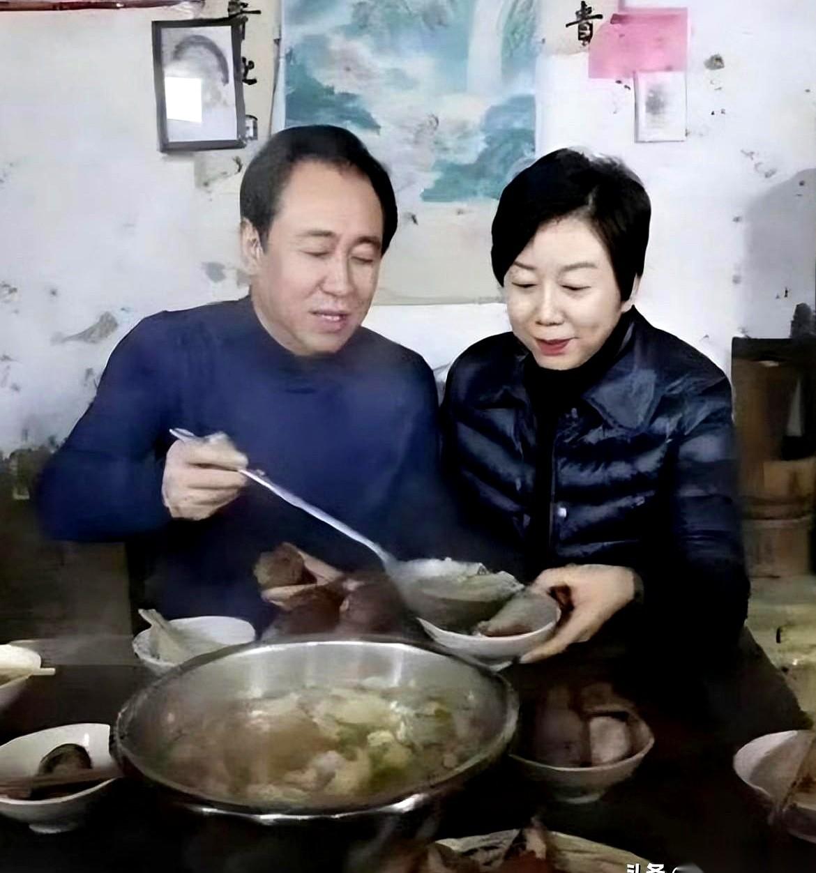 他进去了，他老婆在外面给他带孩子。
还不是自己的孩子。
我看到这新闻的时候，真的