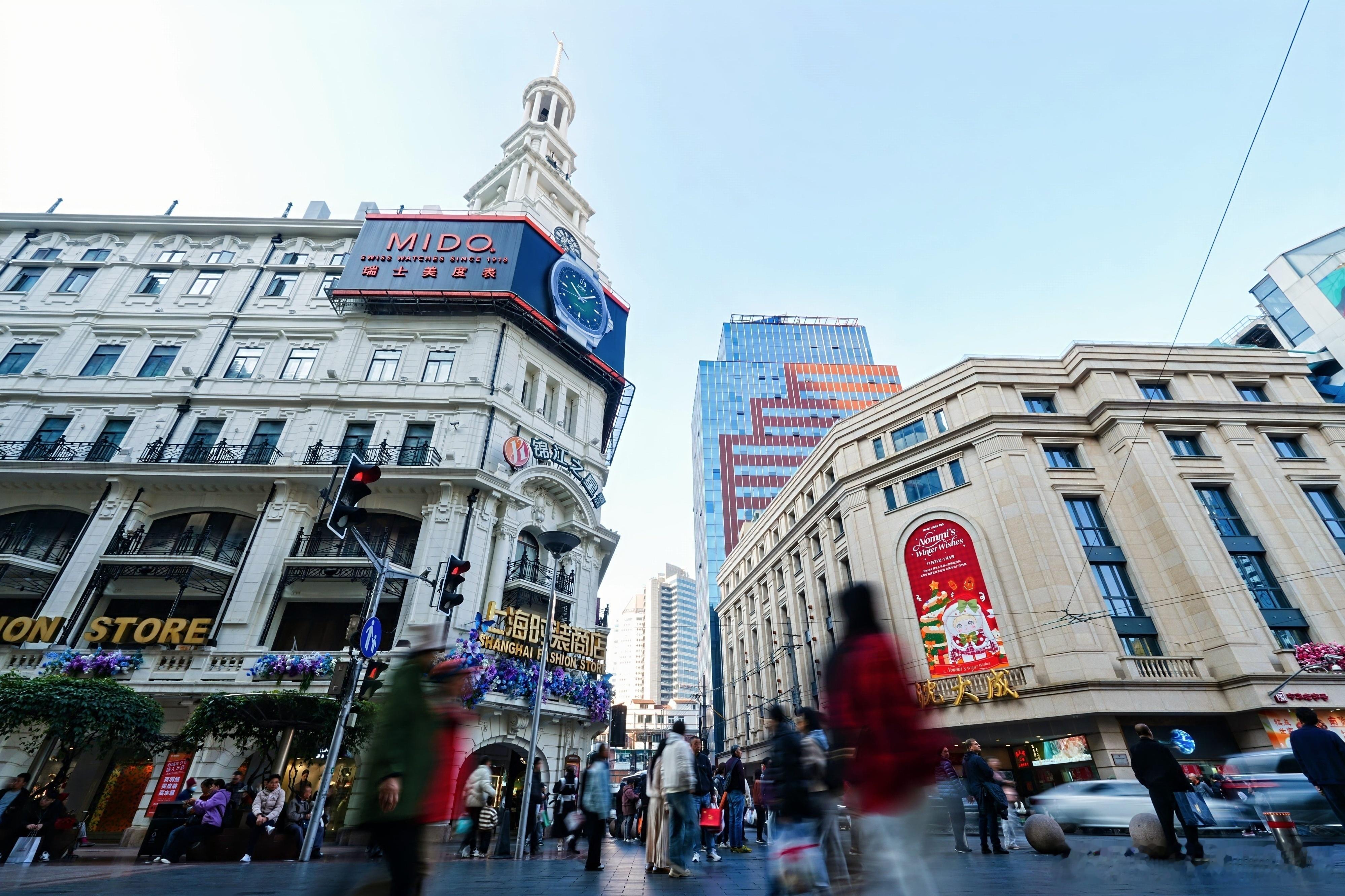 上海又到了一年中最幸福的时刻 糯米儿痛城的氛围感绝了！灯光下的软萌装置更显梦幻，