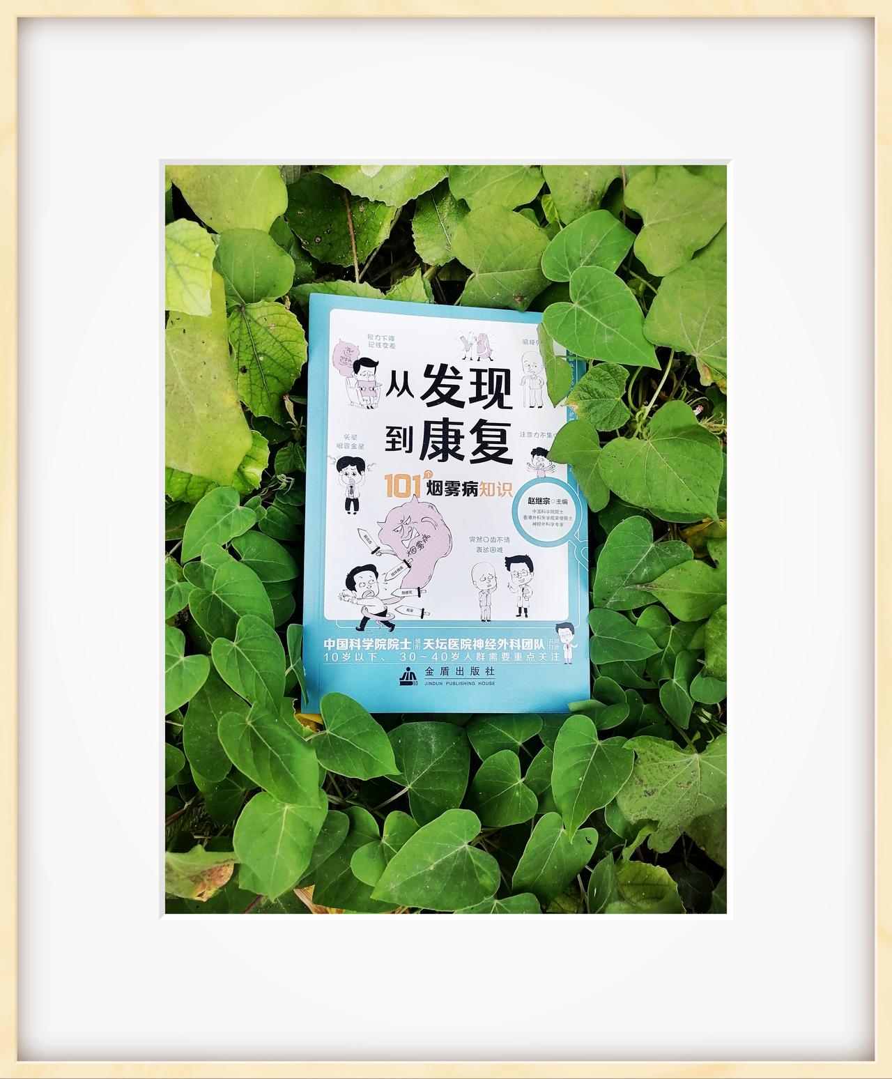 李姐正在超市挑选着晚餐食材。

突然，她的右臂一阵麻木，手中的番茄滚落在地。她想