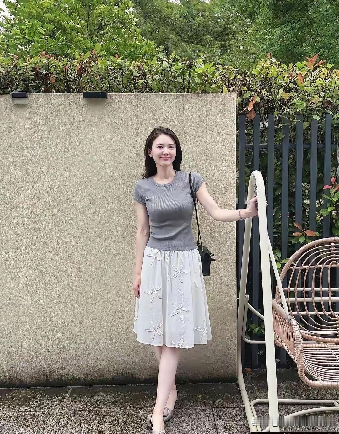 我小姨说她未婚，为什么这么人不信？
你看看，有娃了没？