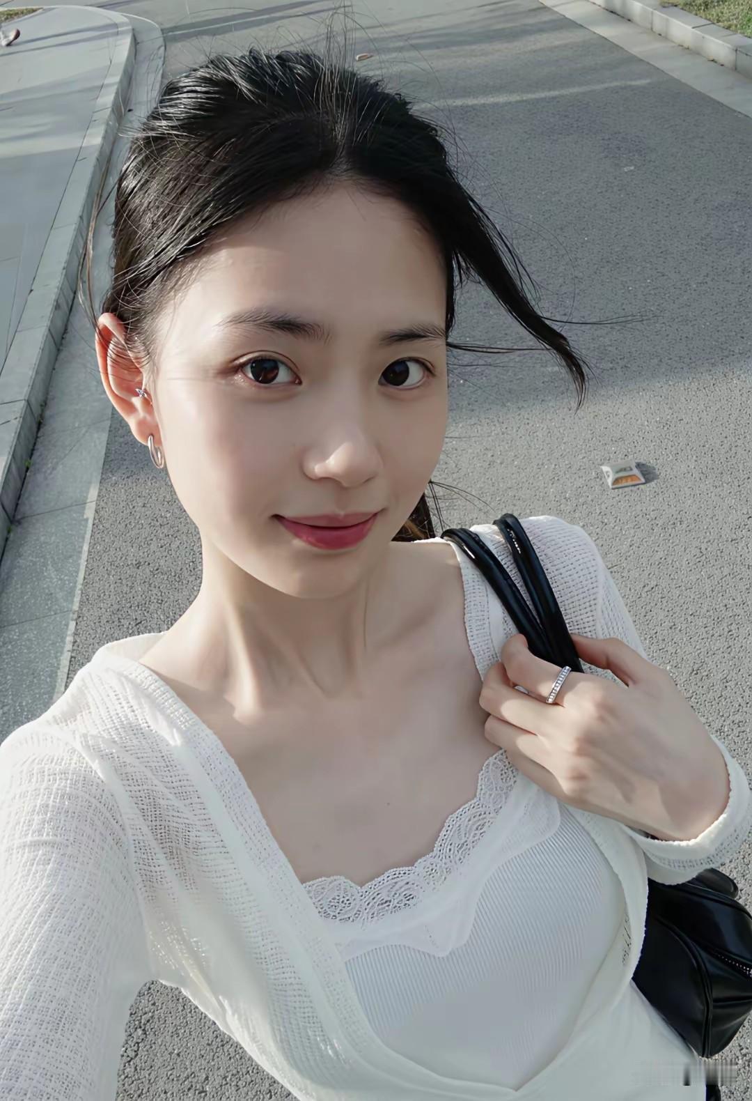 一身素雅穿搭，没有多余装饰，却越看越有韵味。
很多男生偏爱这种耐看型女生，却很难