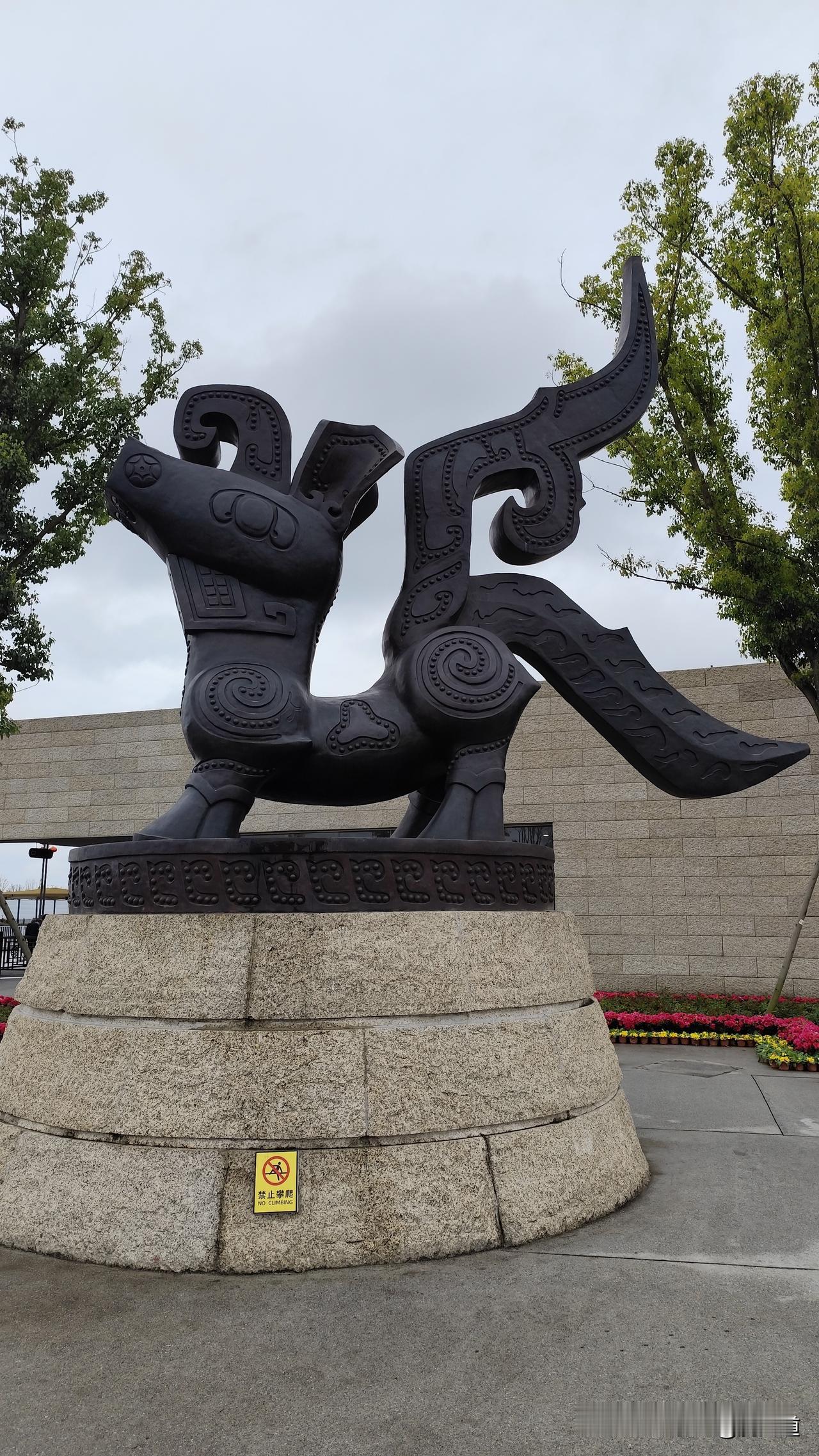 随手拍美景分享四川成都三星堆广场雕塑
