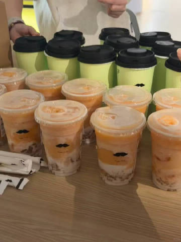 李昀锐给粉丝逆应援请客了奶茶和面包 ​​​