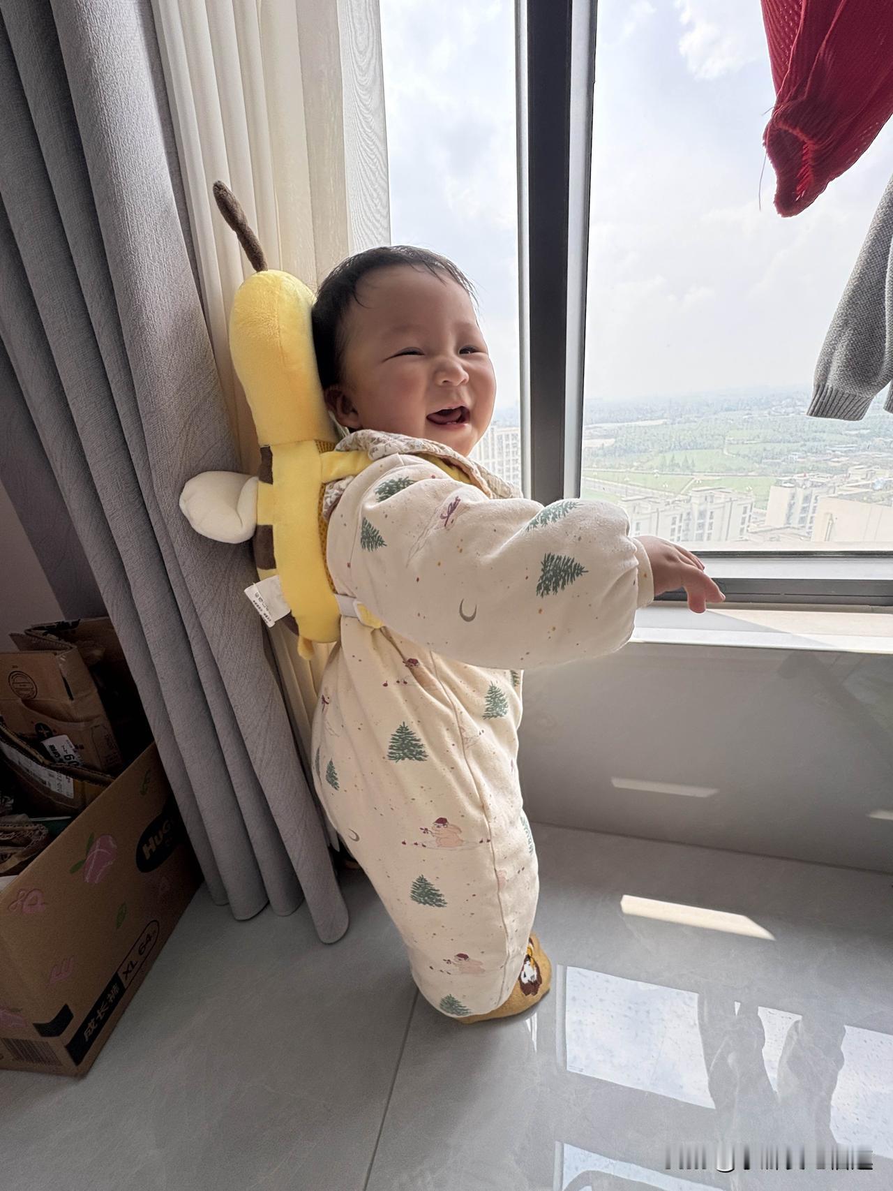 八个半月的小孩儿，到底该不该让他站立？

我家小孩儿马上快九个月了，八个月的时候