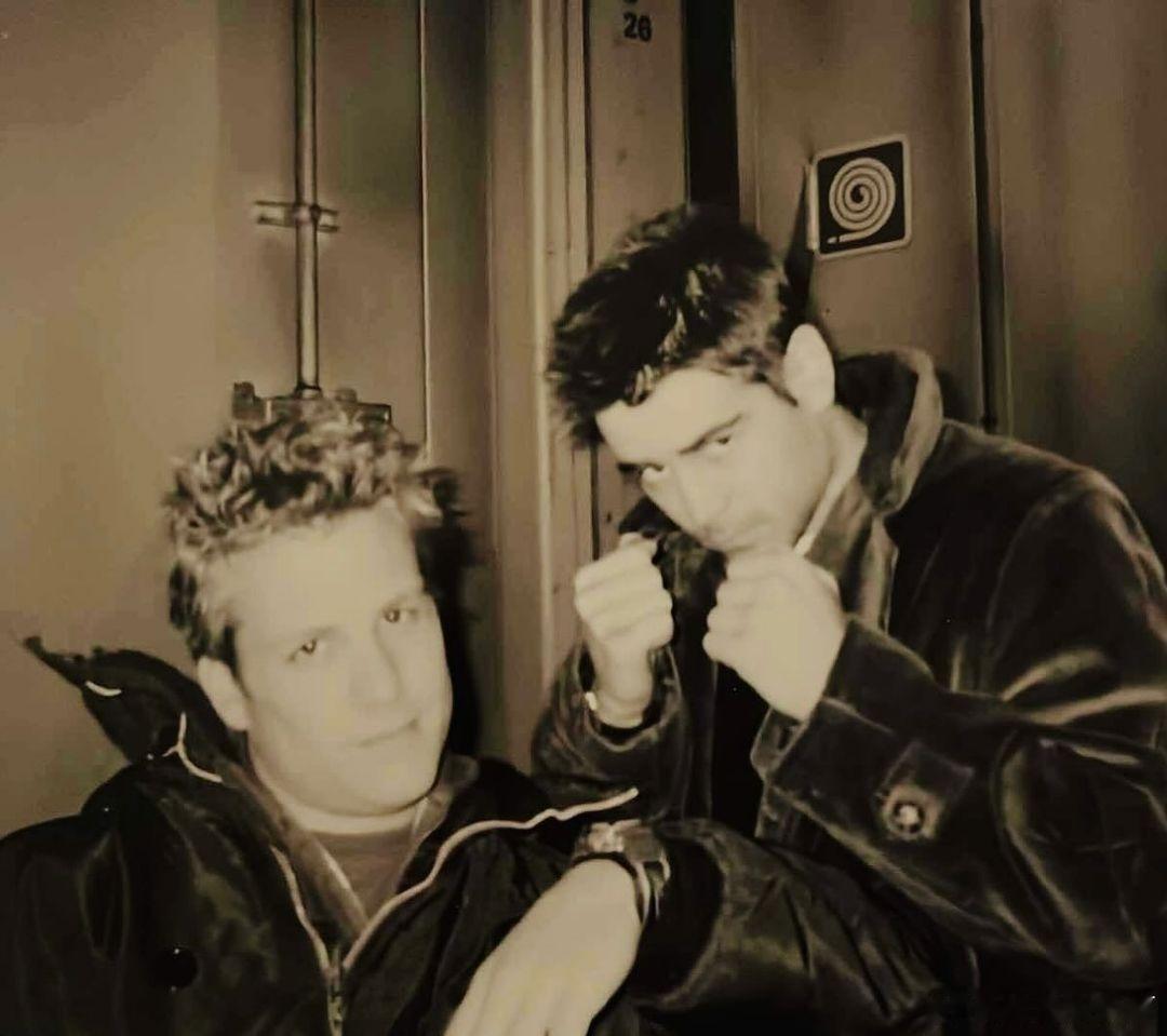 《金装律师》哈叔晒年轻时和科林-法瑞尔的合照，当时哈叔还是卷发~ ​​​