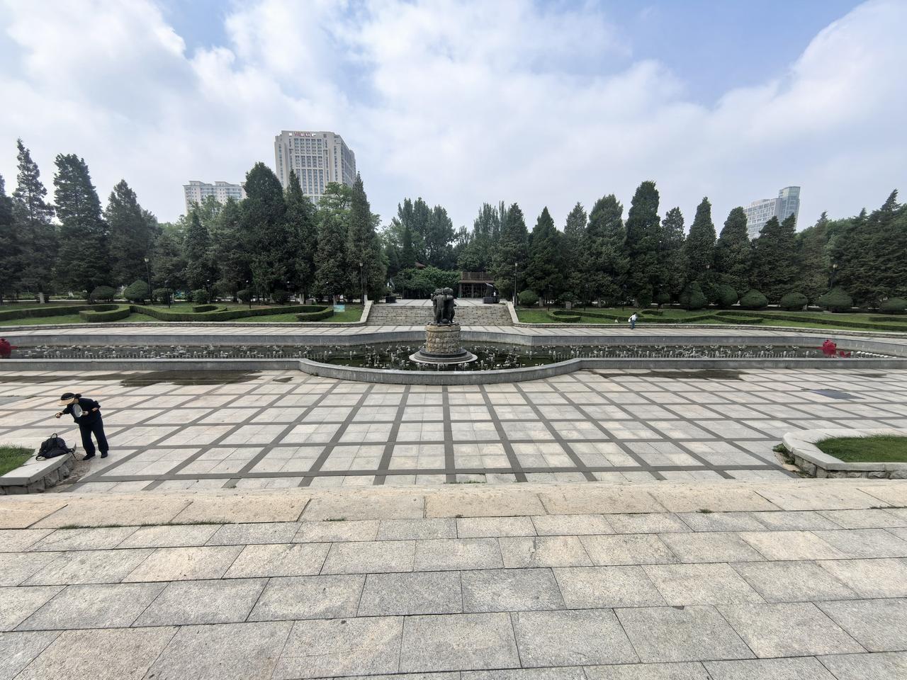沈阳人知道图片中的这个坑吗？它不是一个普通的坑，它最初的“造型”也不是这个样子。