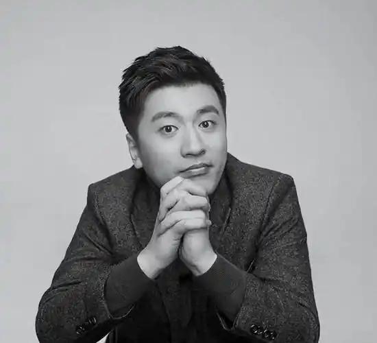 你要明白一位公众人物去世，新华社发文的概念。无论生前说了什么话，狂也好，傲也罢，