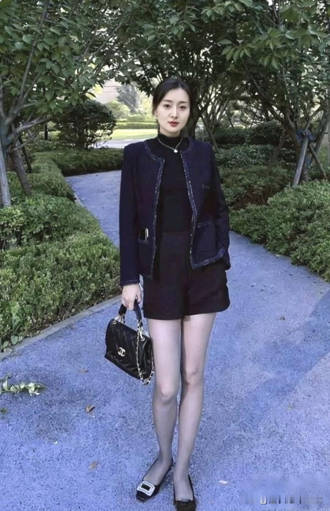 都市雅致风，黑色套装搭配时尚手袋，尽显优雅气质