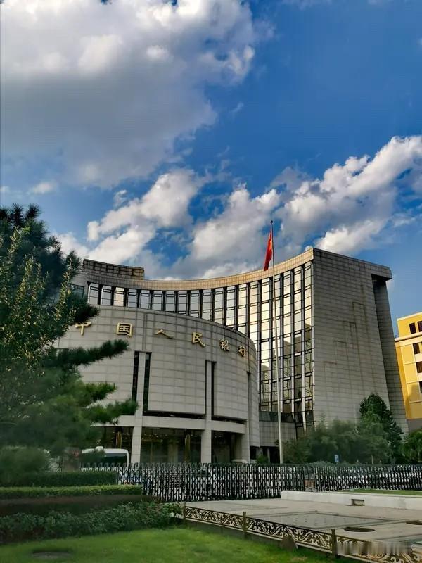 央行今天下午5点01分发了条公告，字数不多，但我看了两遍。

5000亿。买断式