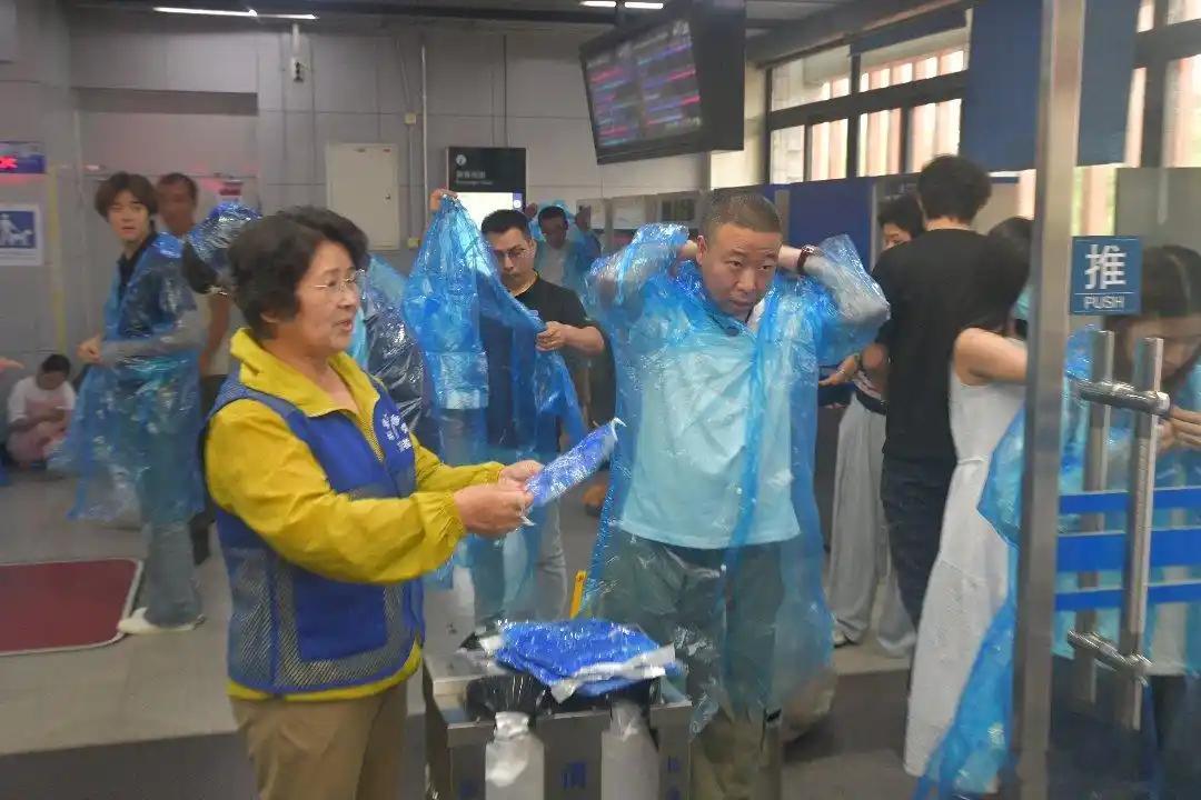 这点北京做得比上海好很多，上海地铁站连个雨伞套都没有，非常不方便。【北京地铁准备