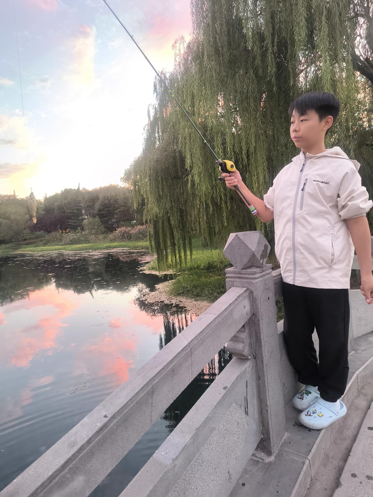 遛   鱼

昨天下午近五点，
爷孙去了眼明泉，
北边桥上把鱼钓，
有一条鱼实在