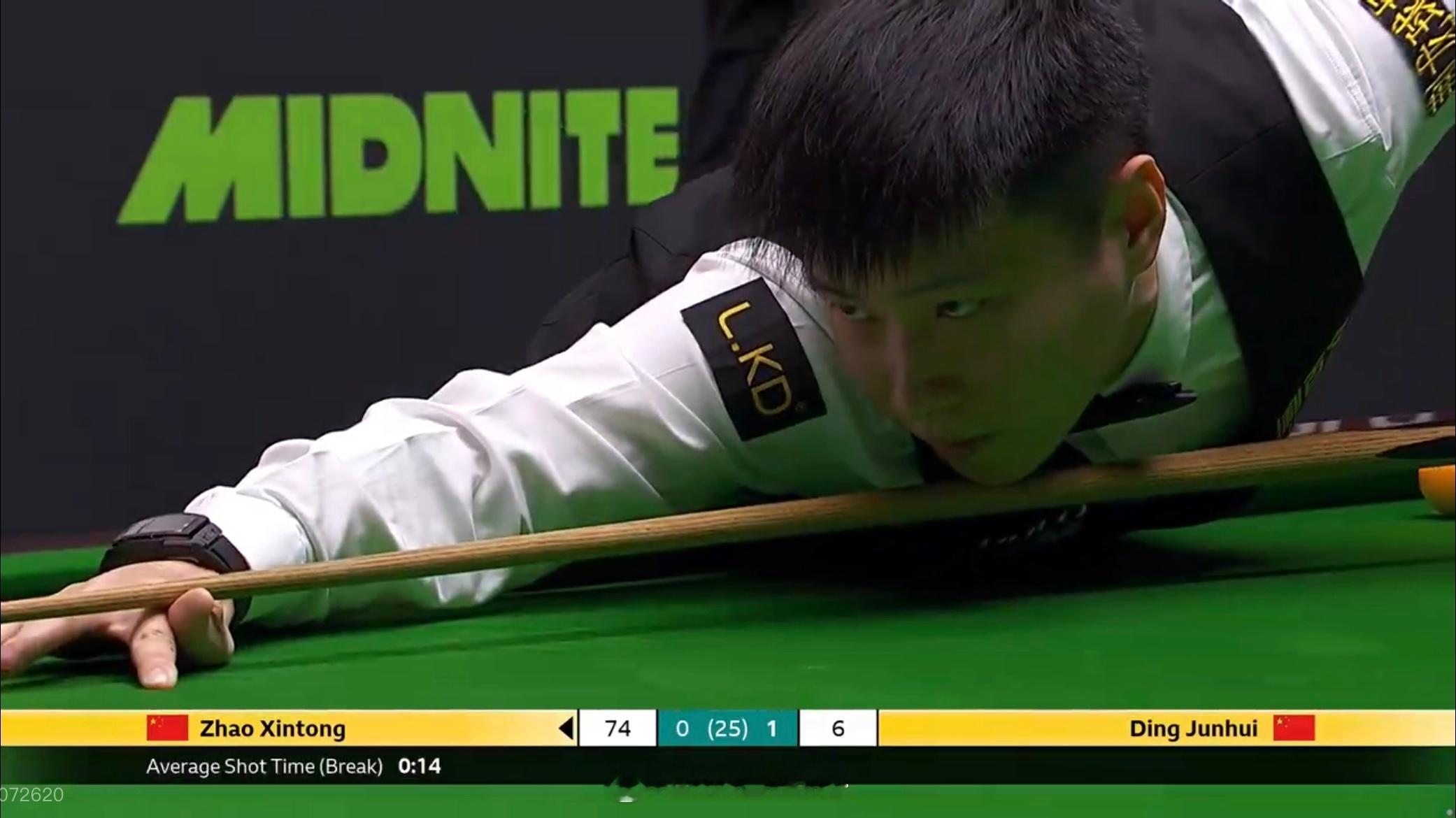 斯诺克世锦赛赵心童对阵丁俊晖 虽然前两局双方各胜一局，但从比赛内容来看，显然感受