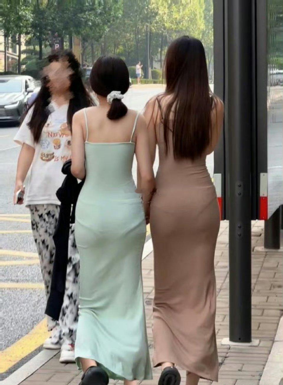 哎呀，这确实有点让人尴尬呢！那么，穿这种裙子时，里面该搭配什么才能避免尴尬呢？ 