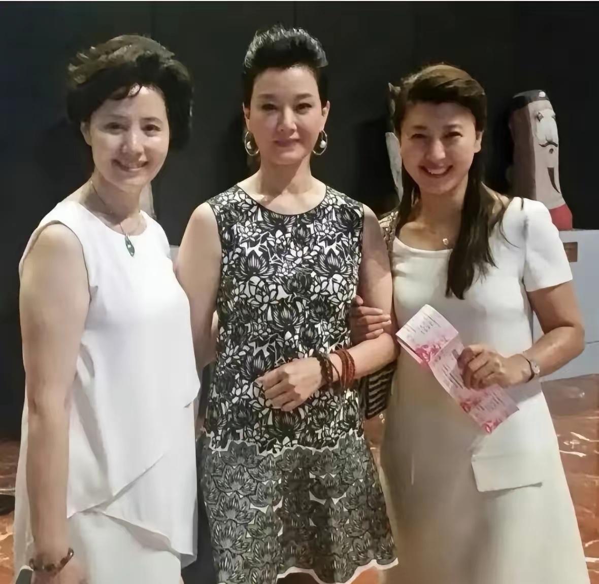 放话在这里，这三位要是全部认出来，您绝对算得上资深娱乐圈大咖，我直接认输！
 