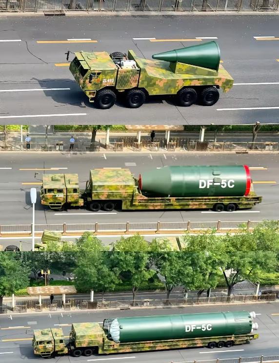 这DF-5C也太猛了吧。

三辆车才拉的完，光一个弹头就要用一辆车，听说还是“全