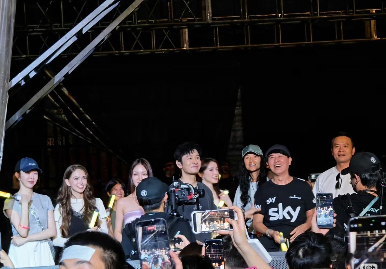 黄晓明又被网友拉出来审判了，6月28日，黄晓明现身周杰伦北京演唱会，周杰伦问黄晓