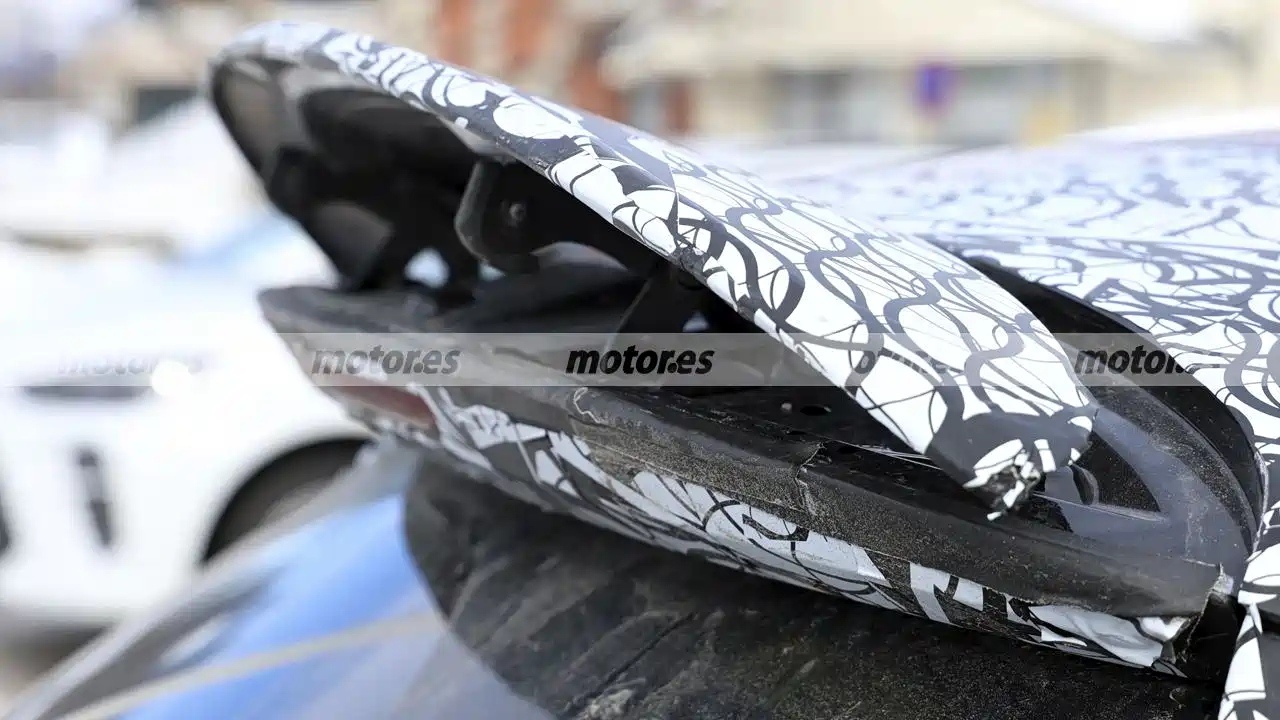 全新纯电动版AMG GLC 53谍照曝光，采用了比普通版更为激进的空气动力学套件