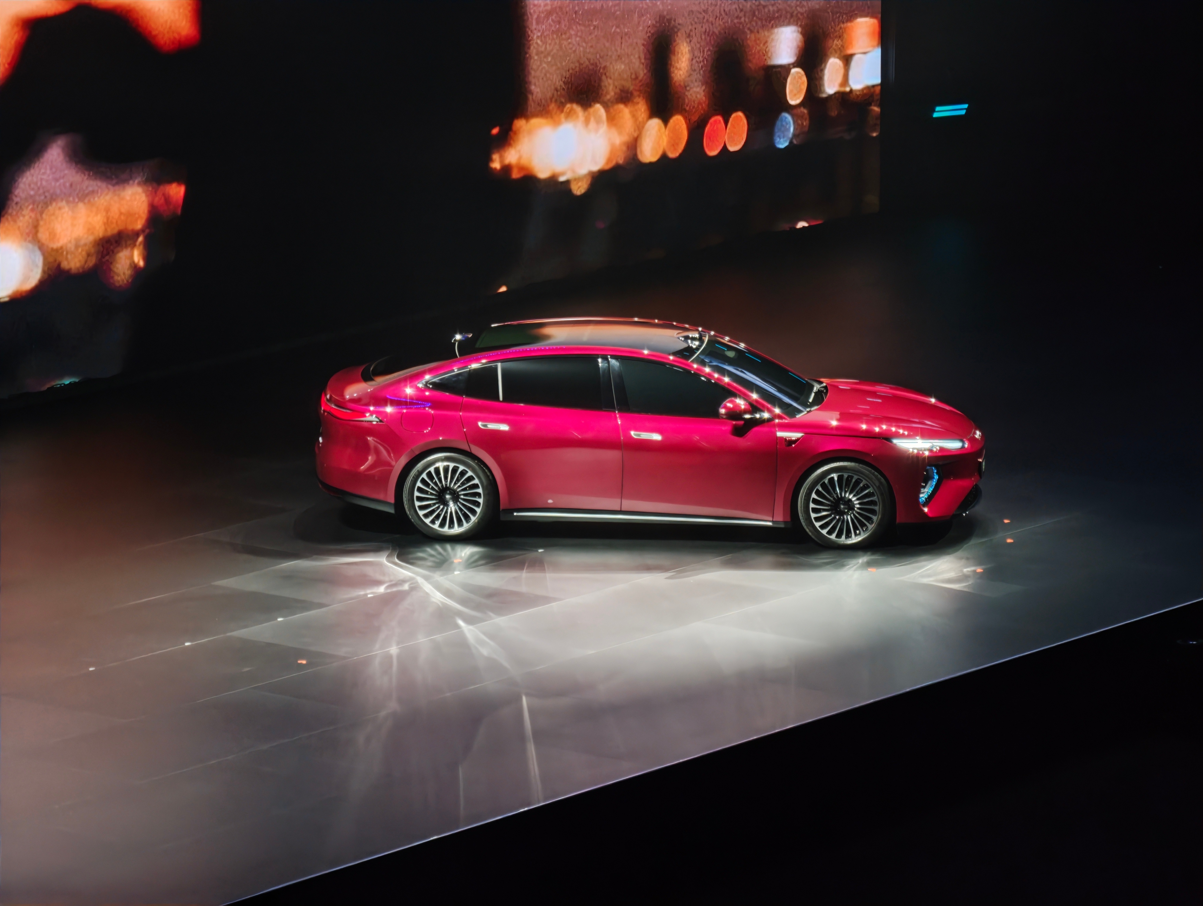 海豹08来了，5米15的D级大车，兆瓦闪充、后轮转向、云撵A、天神之眼都给了，期