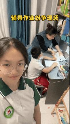 姐姐拍摄母亲教育弟弟学习的视频，妈妈拍着书桌对弟弟大声呵斥，你都写这么长时间了，