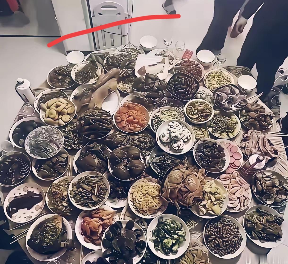 满桌的菜，竟然找不到一道我爱吃的，哎！
 
不是菜做得不好，也不是挑食，而是突然