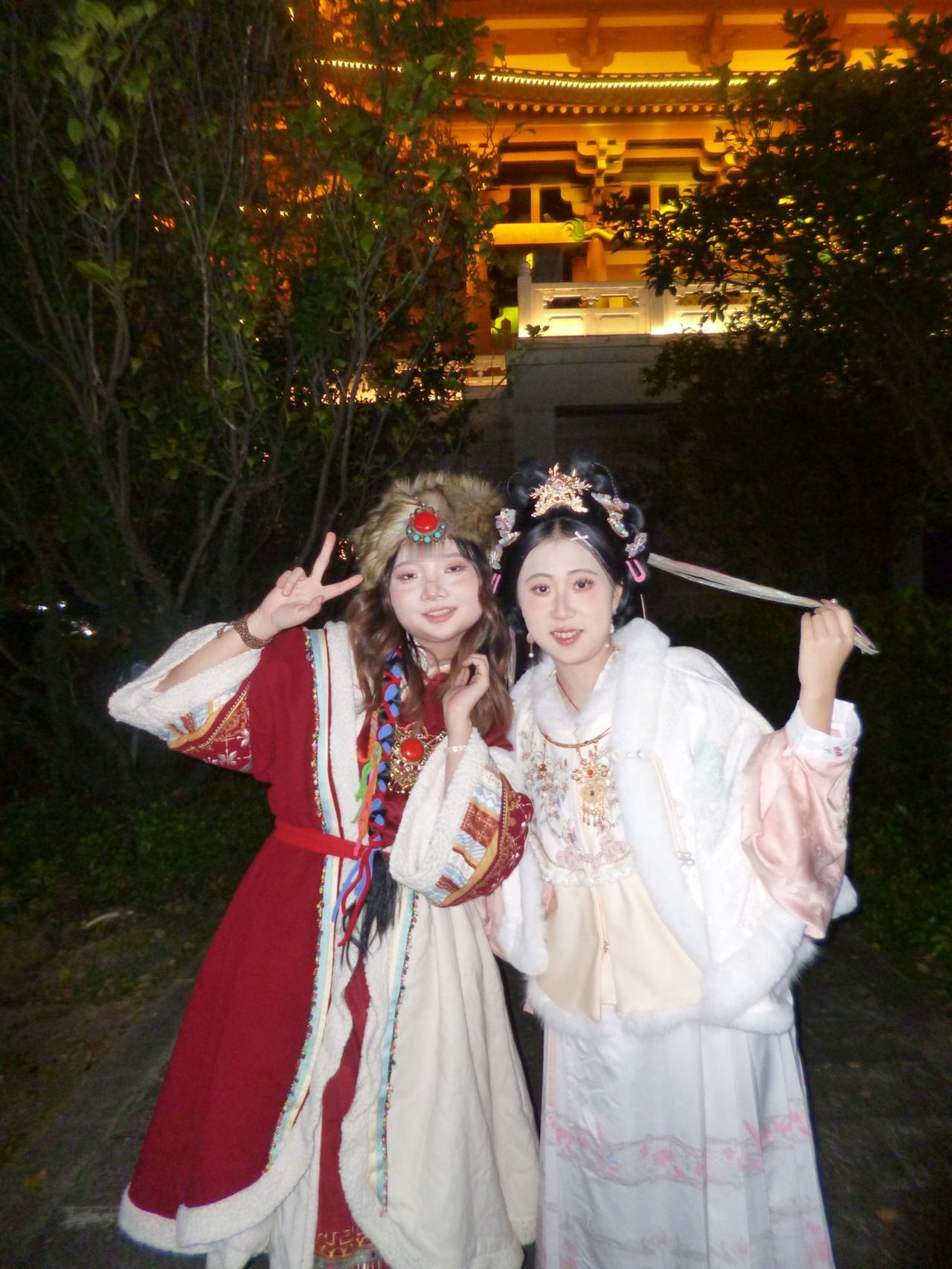 偶遇古镇，随拍两张总要穿一次少数民族服饰 民族舞蹈舞出民族特色 秀出你的民族范儿