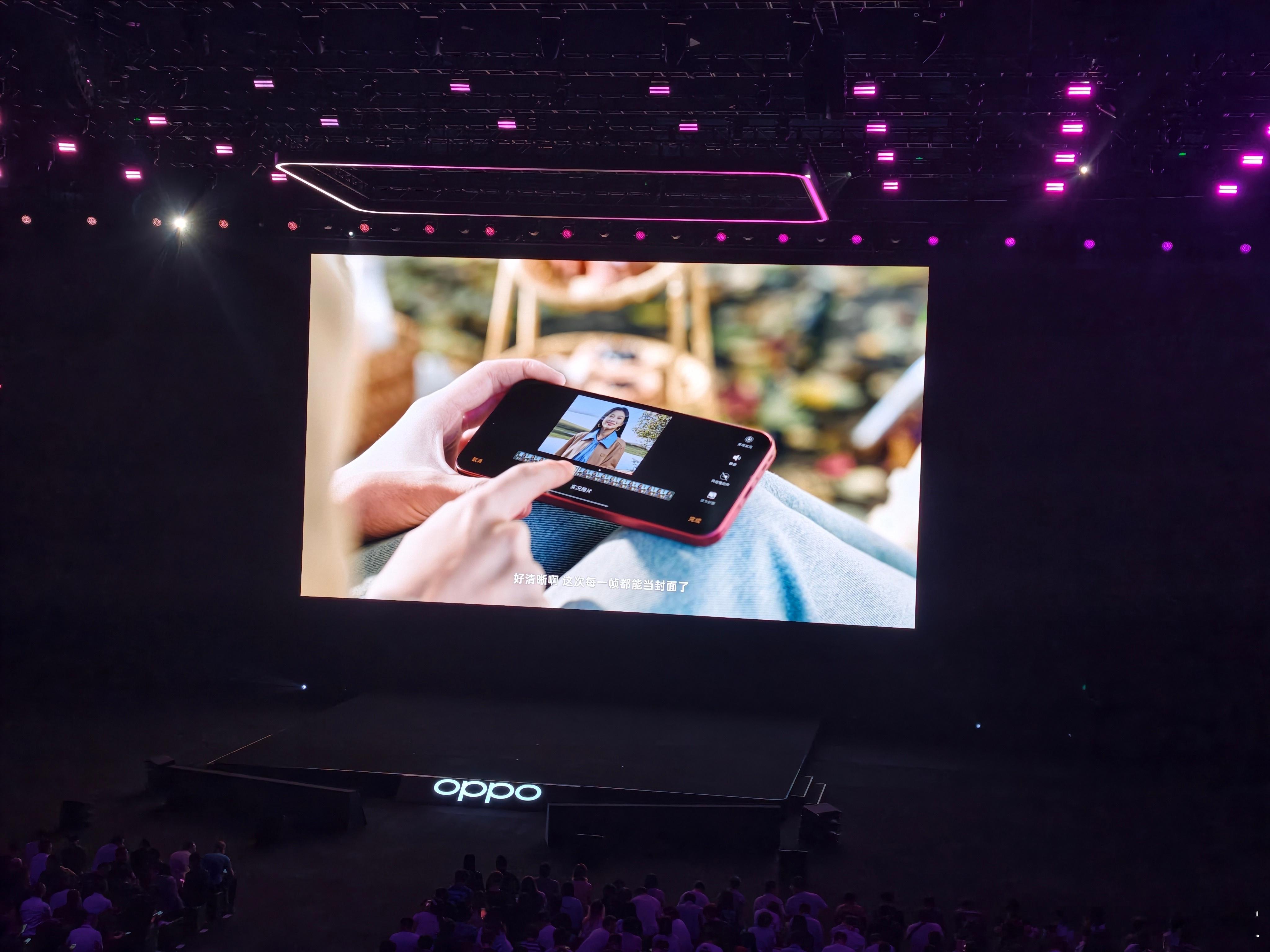OPPO Find X9 系列发布会的伴手礼是自家的 100W 闪充充电宝，很好