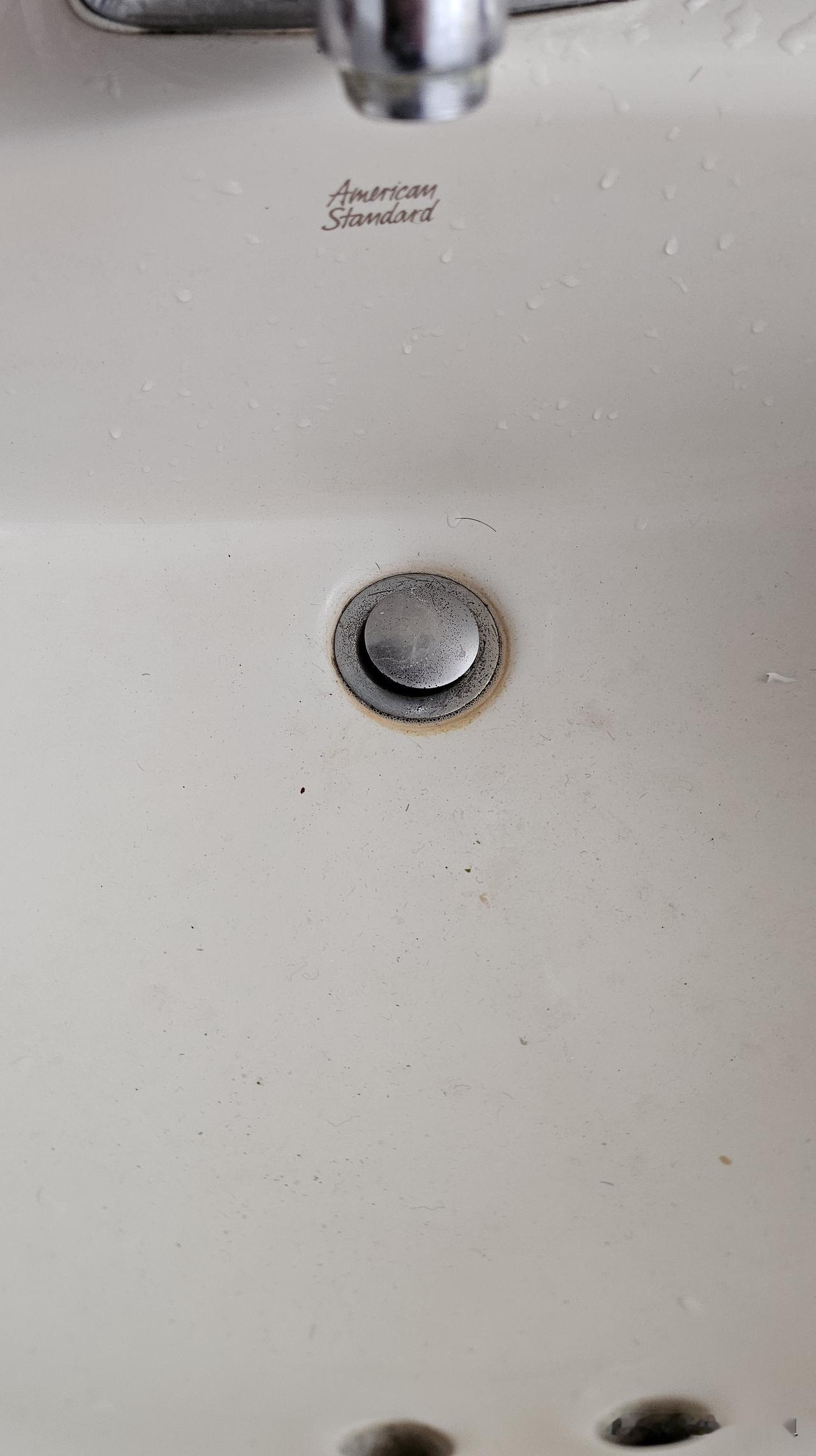 昨天，我帮老大爷家疏通了洗脸盆，大爷高兴得不行，一个劲儿地谢我。

我是在宁波做