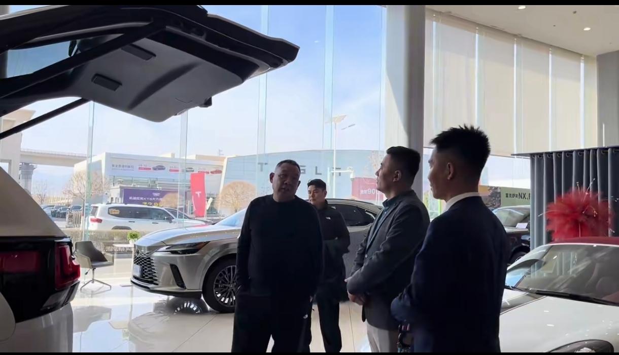 前几天于东来开着自己的雷克萨斯550去沙漠越野完后，就直接把车开到了银川的4s店