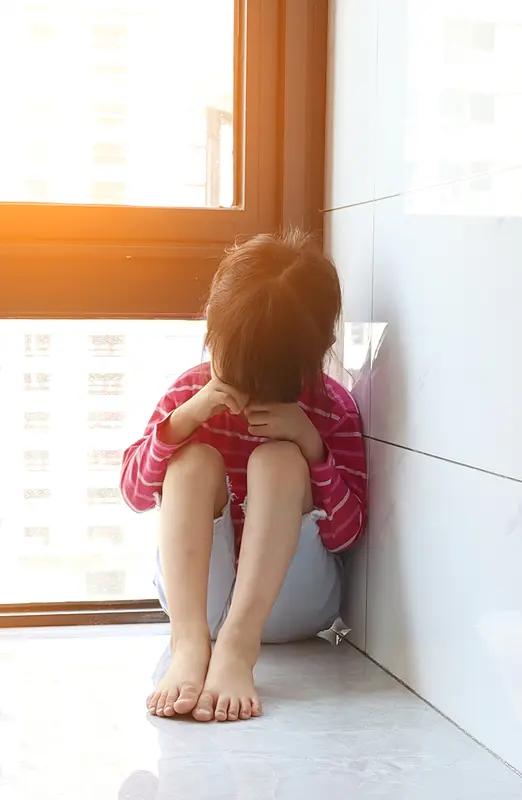 孩子抑郁不是矫情，是生病了，请别再指责
 
很多家长面对情绪低落、厌学、沉默的孩