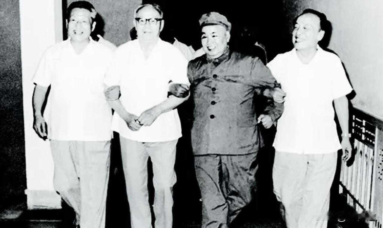 习仲勋，叶剑英，许世友，杨尚昆在一起，合影留念，美好的回忆！
他们是我党优秀的领