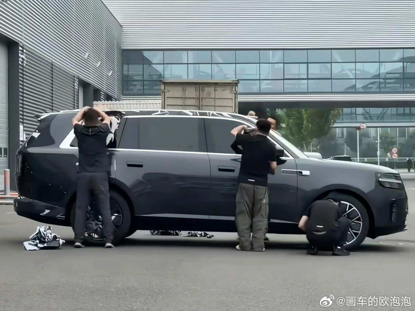 小米澎程N90实车~之前看申报图里的车侧光影挺不平整的，这个天光下就饱满了不少~