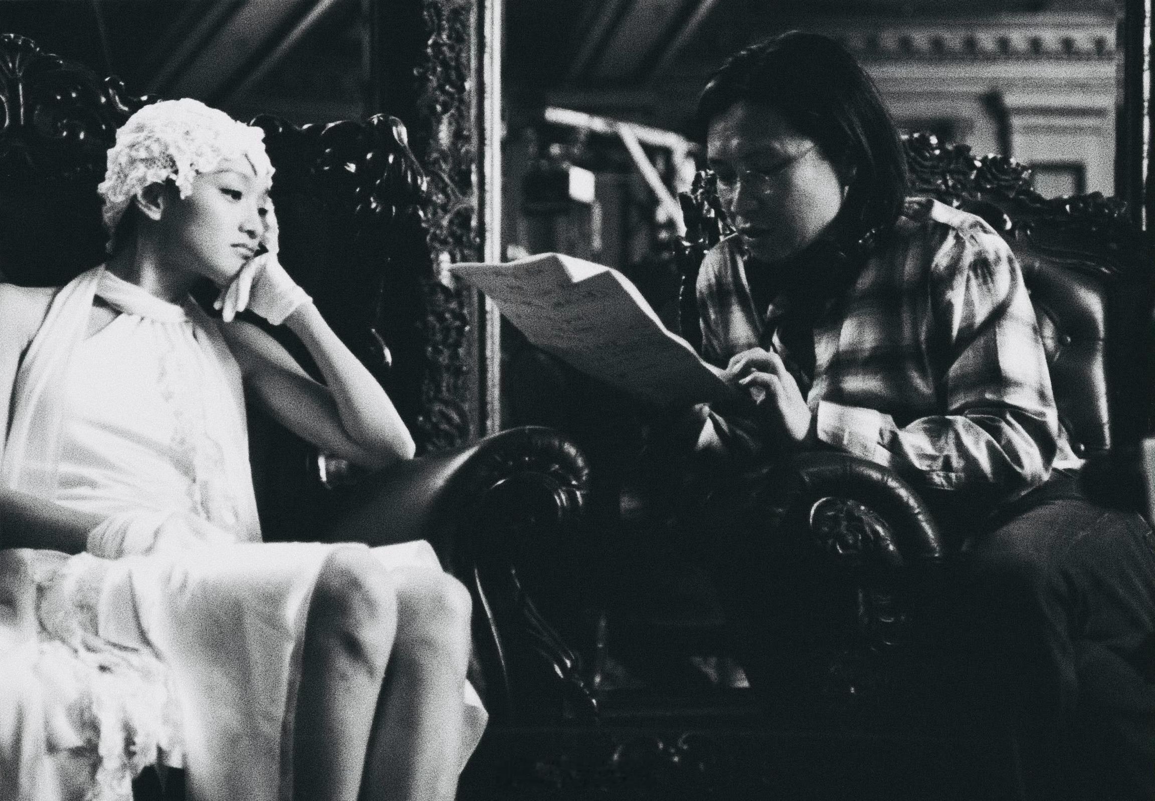 周迅搭乘花絮去幕后 越华丽越寂寥，鲜衣，和孤独的“孙纳”——周迅周迅 与金城武，