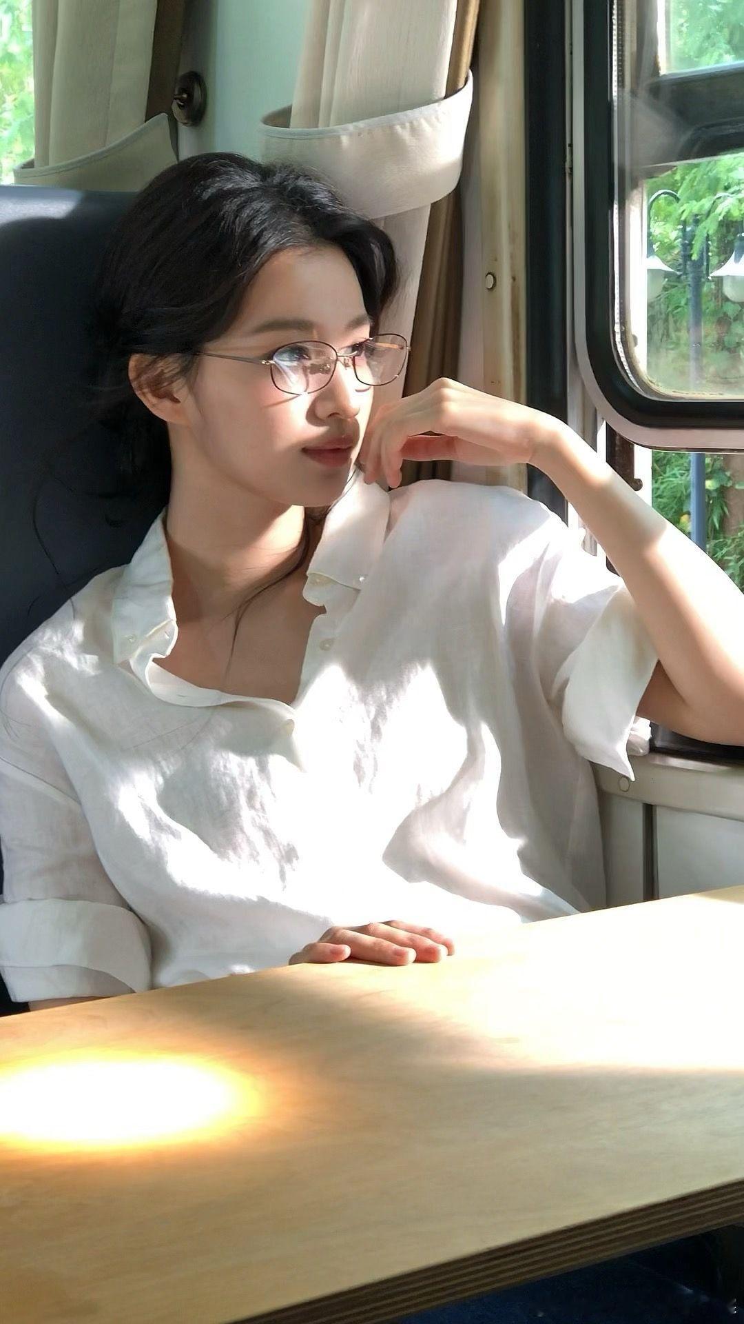 王楚然可可妆🆘妈咪来了[女孩儿][女孩儿]王楚然银丝眼镜 ​​​