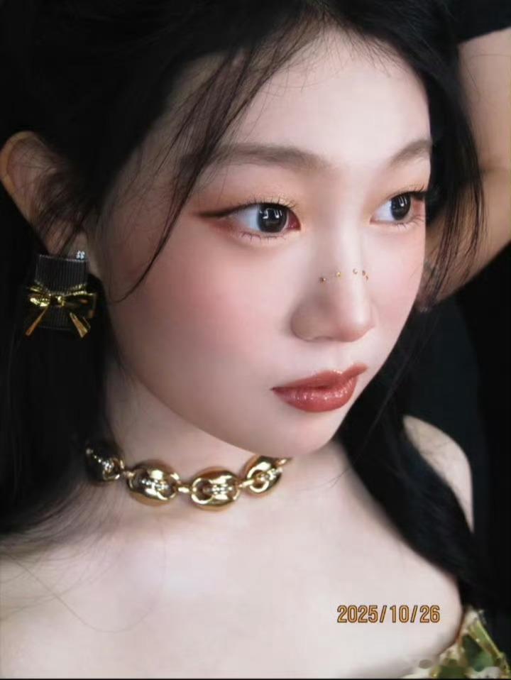 沈佳润素颜皮肤状态要不说沈佳润圈粉，王亚飞问沈佳润有没有想过体验双眼皮，妹妹说没