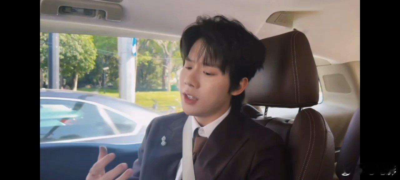 周奇唱的居然是依赖摇周五晚高疯周奇移动KTV句句有回应 慵懒感直接拉满，周奇的嗓