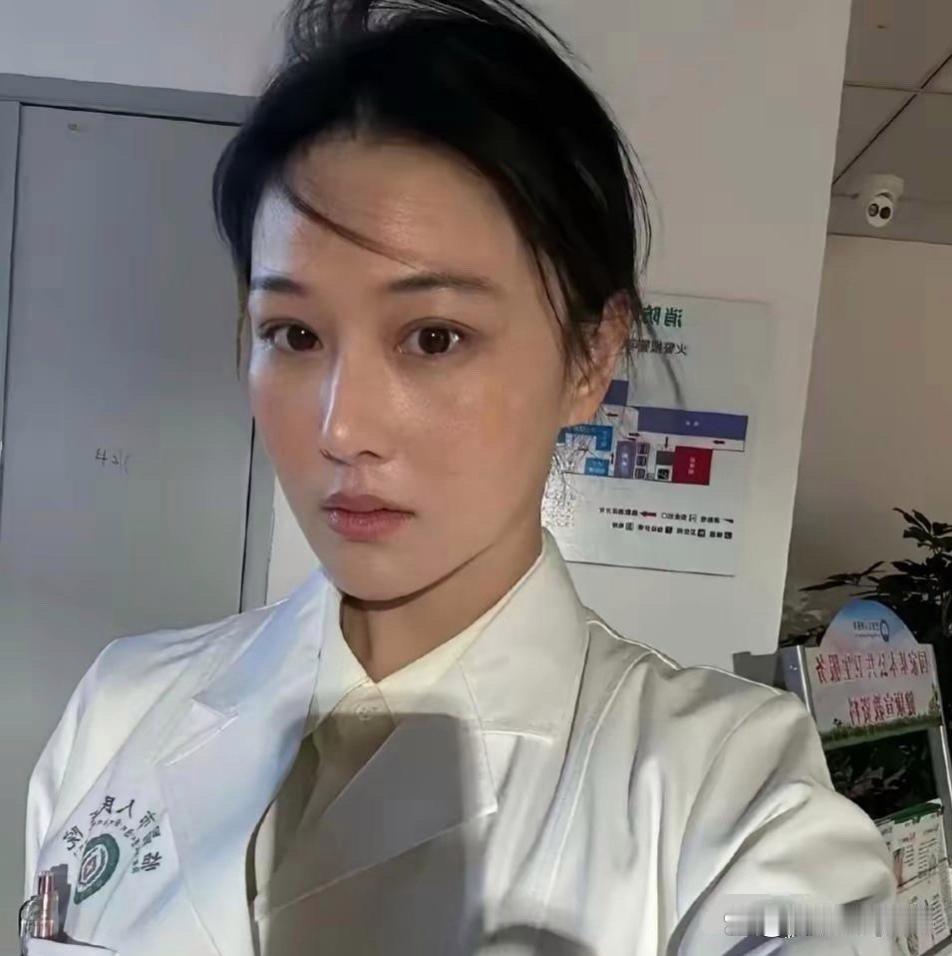 张馨予的素颜照真美，皮肤好，长相独特，越看越喜欢 