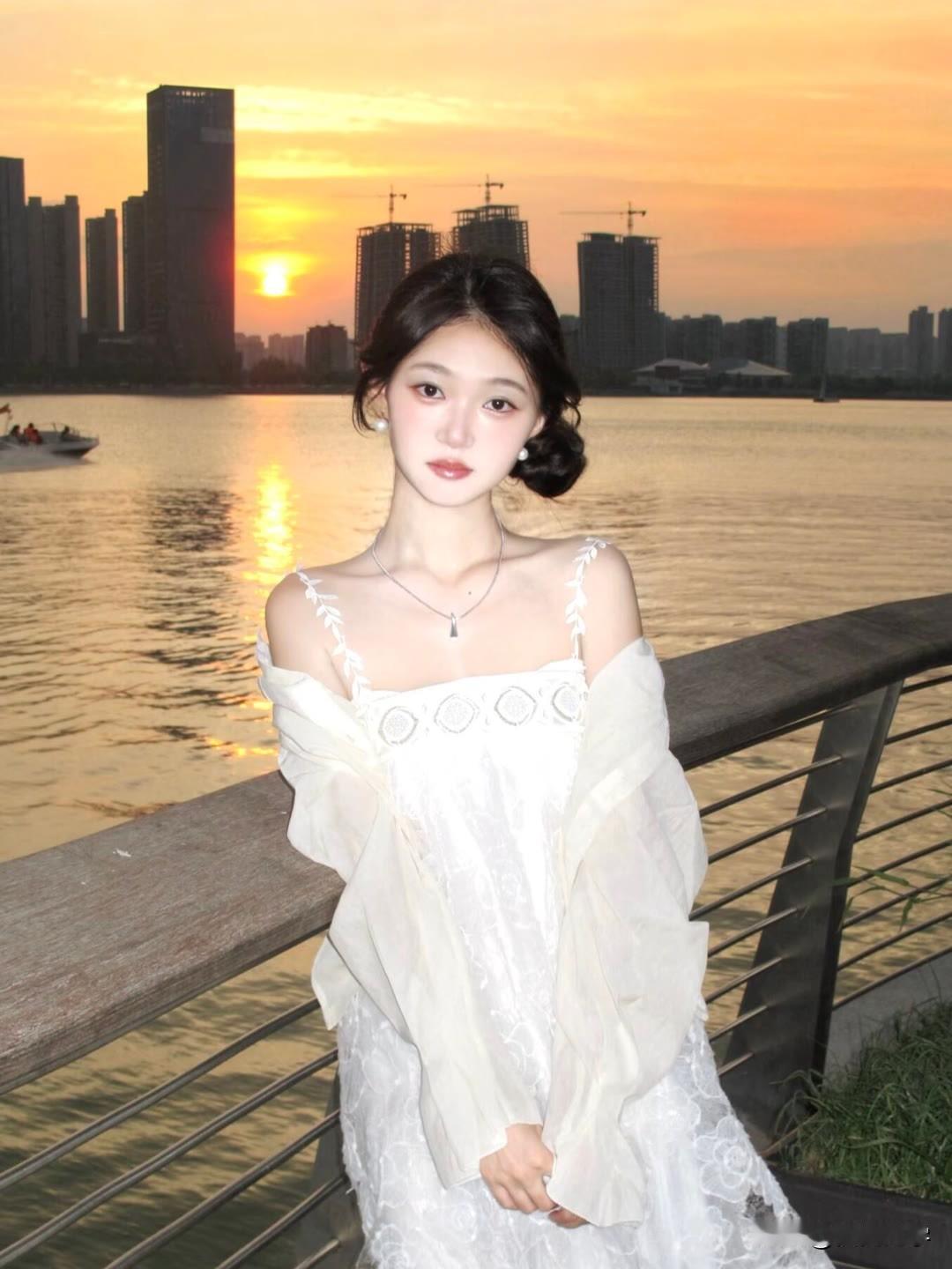 “湖畔美人倚，日暮映红妆”，这画面美得像诗一样。想象着夕阳西下，余晖洒在湖面上，