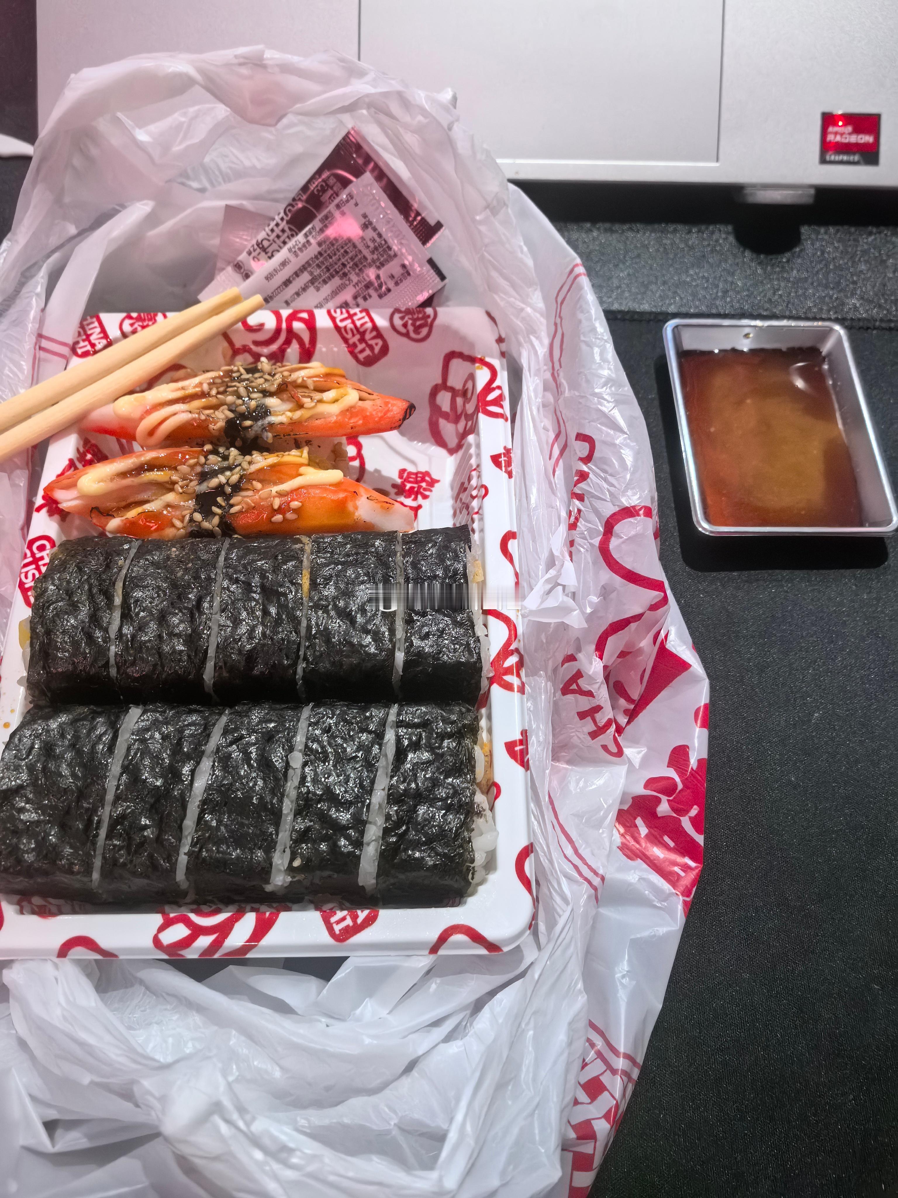 中午她们公司来了单位领导吃饭（前夫哥单位的）不想过去凑热闹了寄几吃个寿司吧