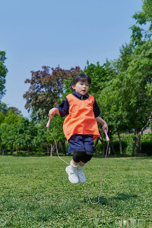 让孩子从小练体育是非常有必要的。体育运动不仅能带来强健的体魄，更是塑造健康大脑、