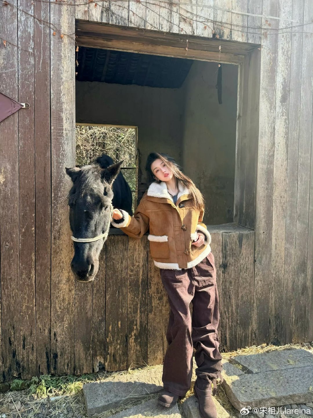 宋祖儿晒与小马合照 宋祖儿晒摸马照 宋祖儿晒与小马合照 