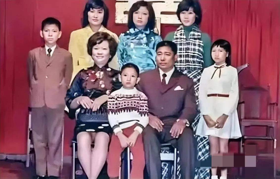 天王刘德华的全家福，
那时候谁都没想到华哥回到现在这种高度吧?