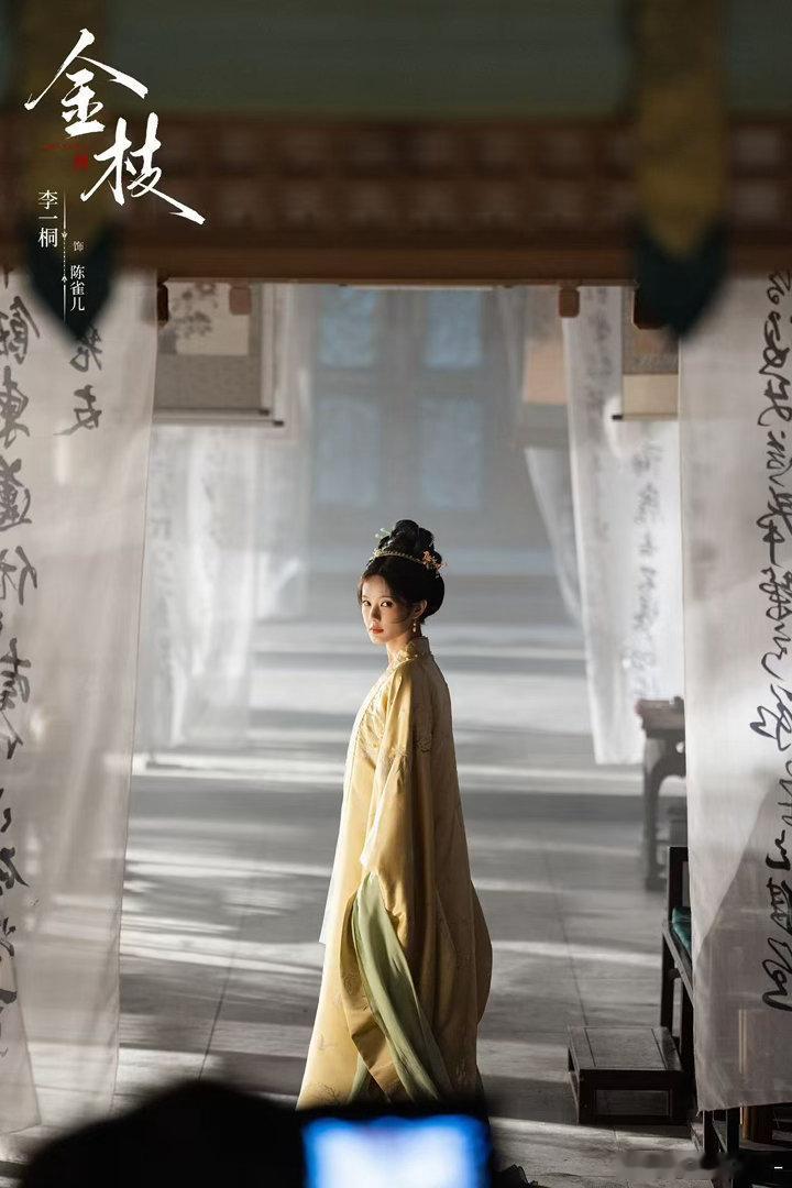 李一桐主动调整署名顺序 按姓氏笔画排序公平透明，按规定执行就好。演员的价值从来不